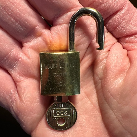 LV Lock and Key # 233 - Picture 4 of 7